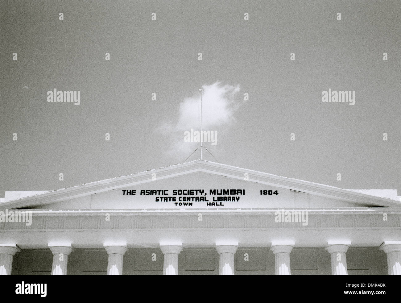 Bibliothèque de l'architecture grecque à Mumbai Bombay dans le Maharashtra en Inde en Asie du Sud. Fronton du bâtiment Belle colonne dorique de colonnes billet Banque D'Images