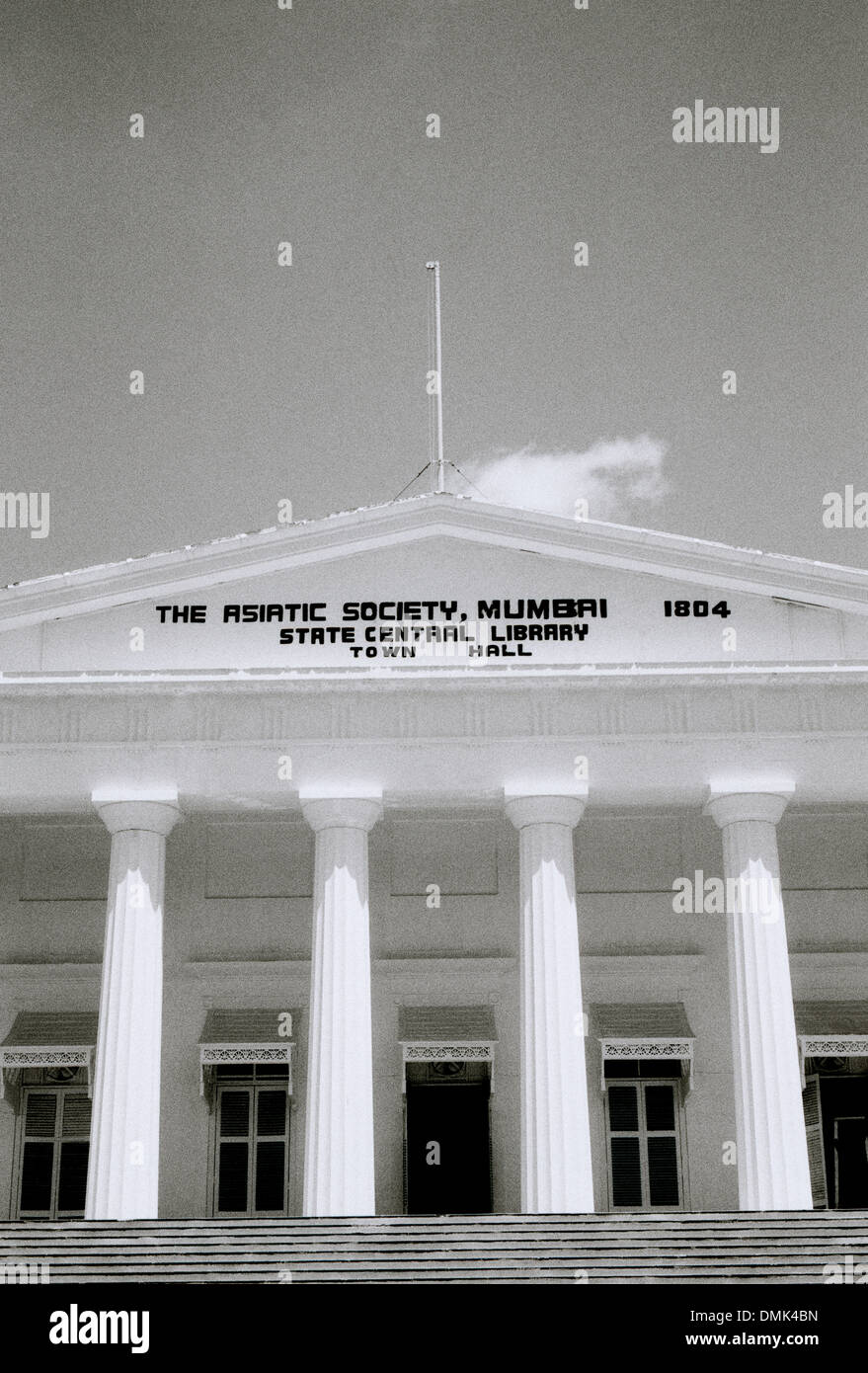 Bibliothèque de l'architecture grecque à Mumbai Bombay dans le Maharashtra en Inde en Asie du Sud. Fronton du bâtiment Belle colonne dorique de colonnes billet Banque D'Images