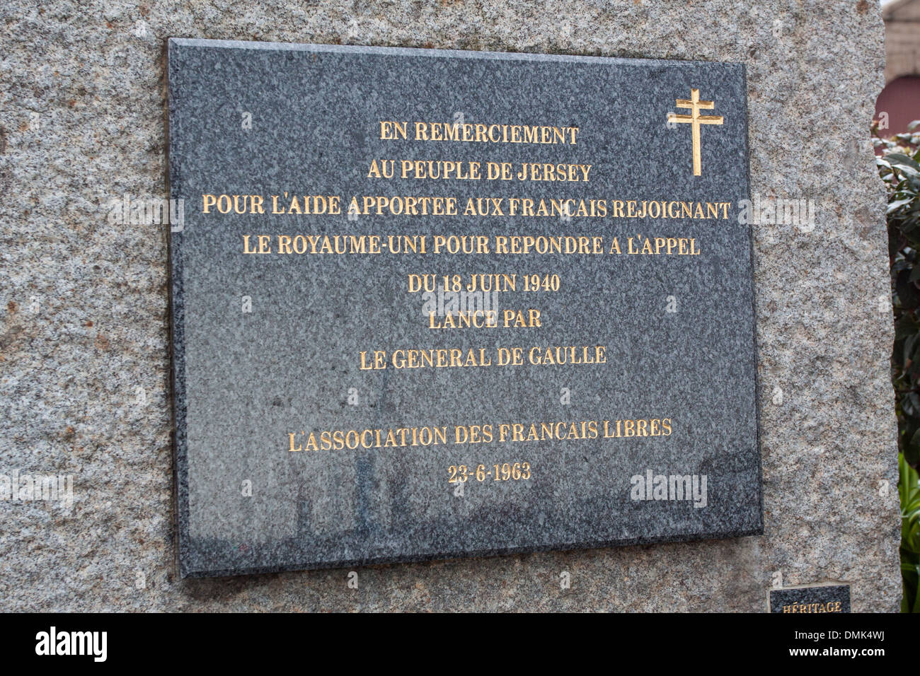 PLAQUE COMMÉMORATIVE DE L'ASSOCIATION DES FRANÇAIS LIBRES SUR LES QUAIS DU PORT DE SAINT-HELIER, OBLIGATION DU SOUVENIR, DE LA SECONDE GUERRE MONDIALE, SAINT-Helier, JERSEY, CHANNEL ISLANDS Banque D'Images