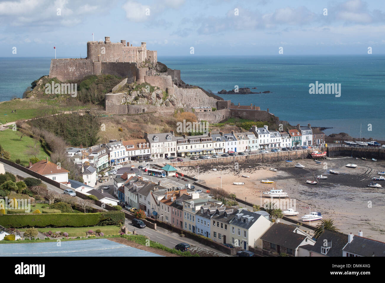 Vue DU PORT DE GOREY ET LE CHÂTEAU FORT DE MONT-d'Orgueil construit au 13ème siècle, JERSEY, CHANNEL ISLANDS Banque D'Images