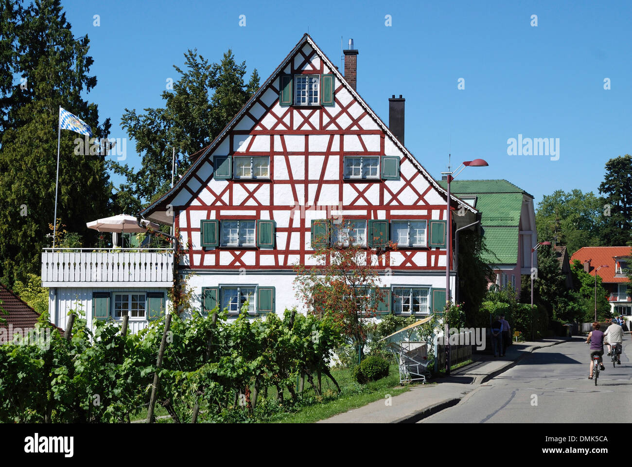 Maison à colombages sur la rive du lac de Constance dans le village viticole de Nonnenhorn près de Lindau. Banque D'Images Maison à colombages sur la rive du lac de Constance dans le village viticole de Nonnenhorn près de Lindau. Banque D'Images