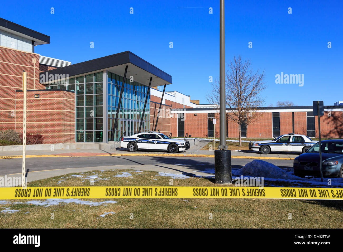 Centennial, Colorado, USA. 14 décembre 2013. Les agents du Service de Police de la garde côtière du Centenaire une entrée de l'école secondaire d'Arapahoe le matin après la fusillade. Credit : Ed Endicott/Alamy Live News Banque D'Images