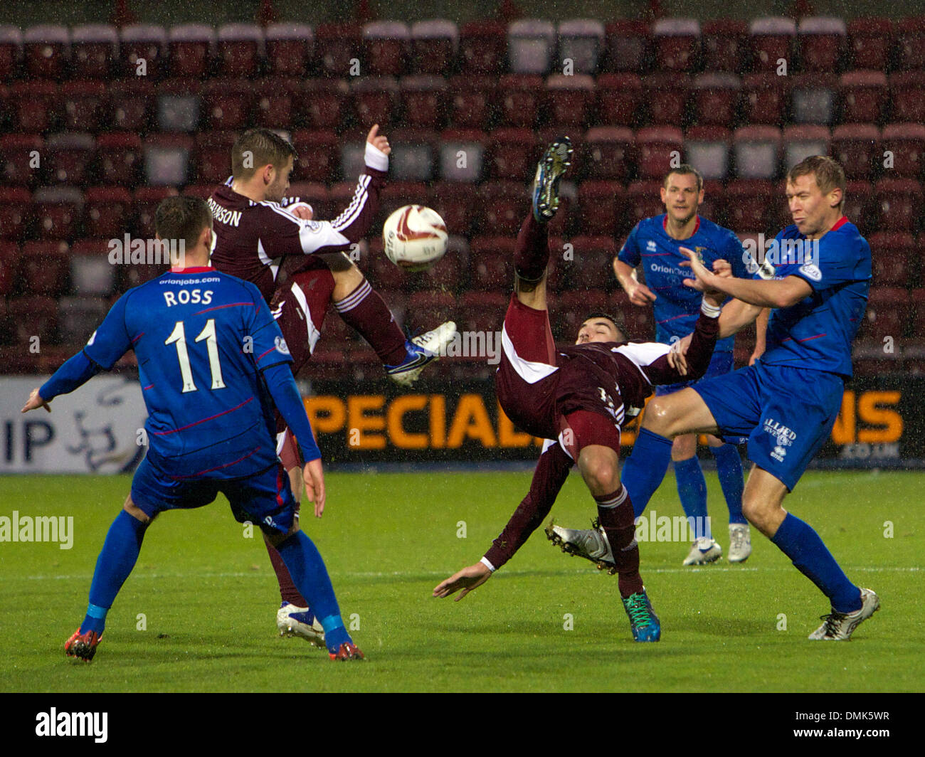 Edimbourg, Ecosse. 14 Décembre, 2013. Cœurs Scott Robinson et Callum Paterson, rendez-vous pour le bal au cours de la Clydesdale Bank, Scottish Premier League match entre le Cœur du Midlothian et Inverness Caledonian Thistle, du stade de Murrayfield. Credit : Action Plus Sport/Alamy Live News Banque D'Images