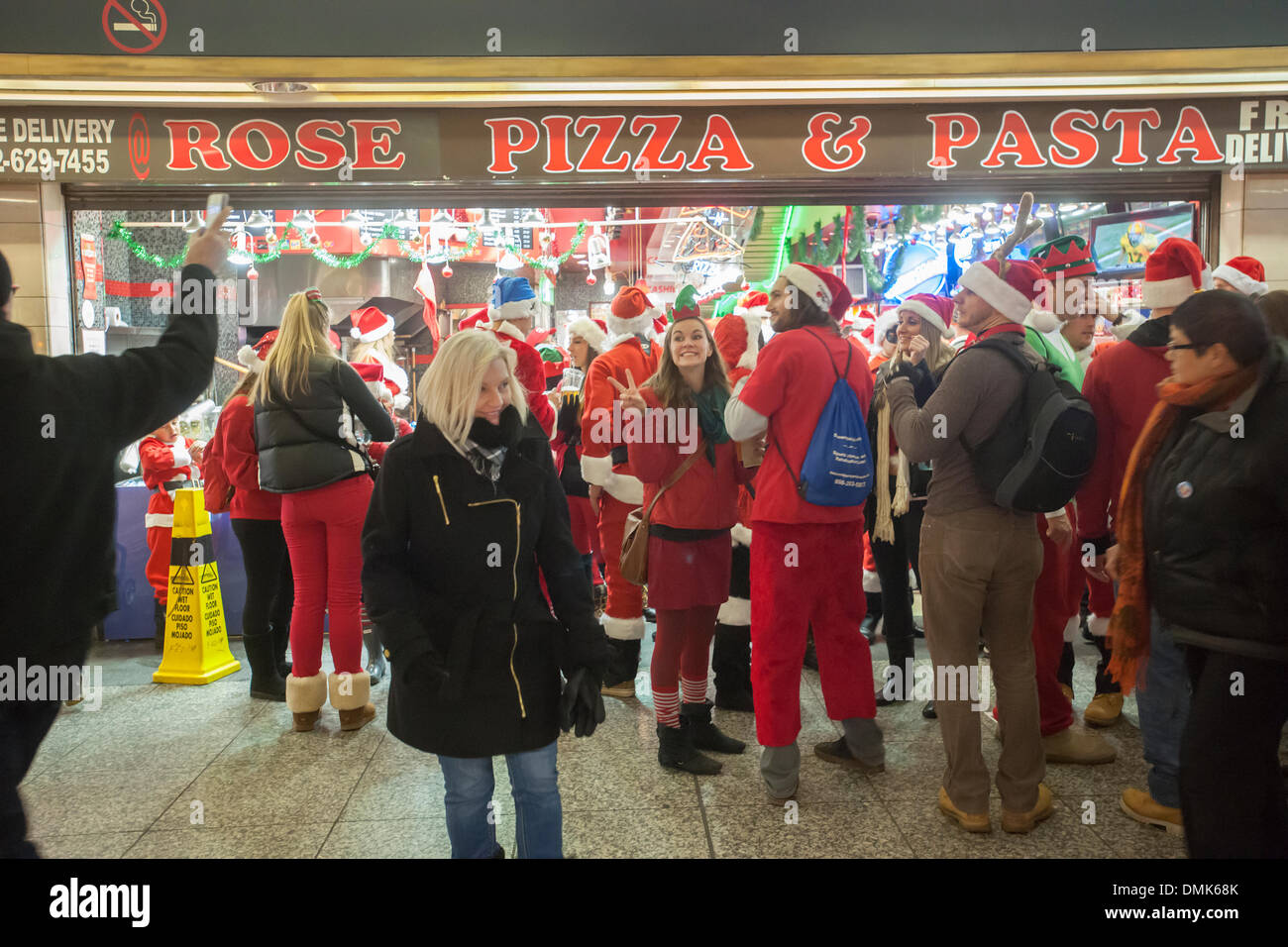 New York, USA. 14 décembre 2013. Les fêtards de Noël arrivent à la Pennsylvania Station pour le SantaCon annuel à New York . Santacon, principalement un pub crawl à Santa et d'autres connexes Noël costumes, attire des milliers de masqueraders allant de bar en bar. Les buveurs ont été encouragés à s'imprégner dans les établissements qui participent à Toys for Tots. Cette année, certaines communautés se plaignent des vomissements, des mictions et autres débordements qui accompagne l'événement entraînant une répression policière et de transit. Crédit : Richard Levine/Alamy Live News Banque D'Images