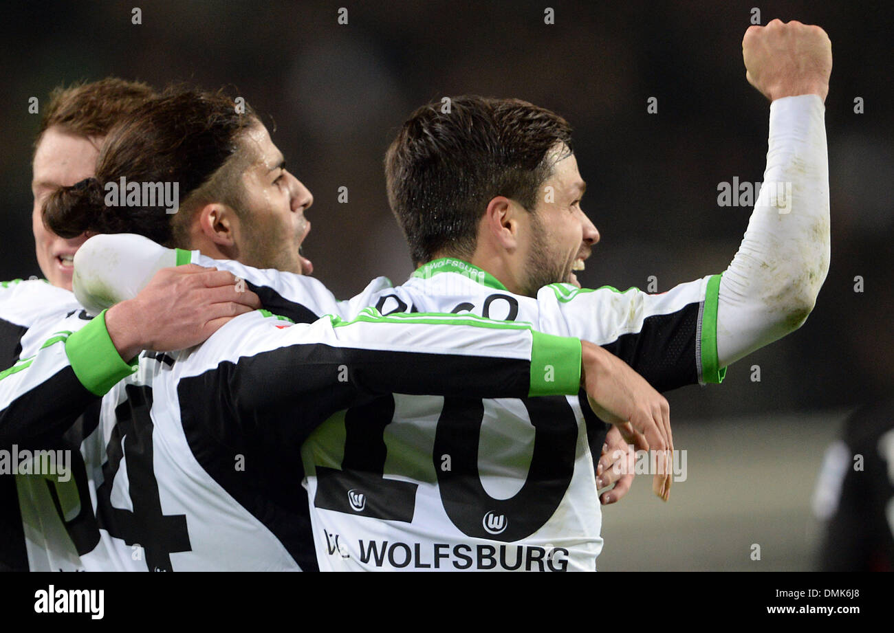 Wolfsburg, Allemagne. 14 Décembre, 2013. La Wolfsburg Ricardo Rodriguez (L) célèbre son but avec coéquipier Diego 1-0 au cours de la Bundesliga match de foot entre VfL Wolfsburg et le VfB Stuttgart chez Volkswagen Arena de Wolfsburg, Allemagne, 14 décembre 2013. Photo : PETER STEFFEN/dpa (ATTENTION : En raison de la lignes directrices d'accréditation, le LDF n'autorise la publication et l'utilisation de jusqu'à 15 photos par correspondance sur internet et dans les médias en ligne pendant le match.)/dpa/Alamy Live News Banque D'Images