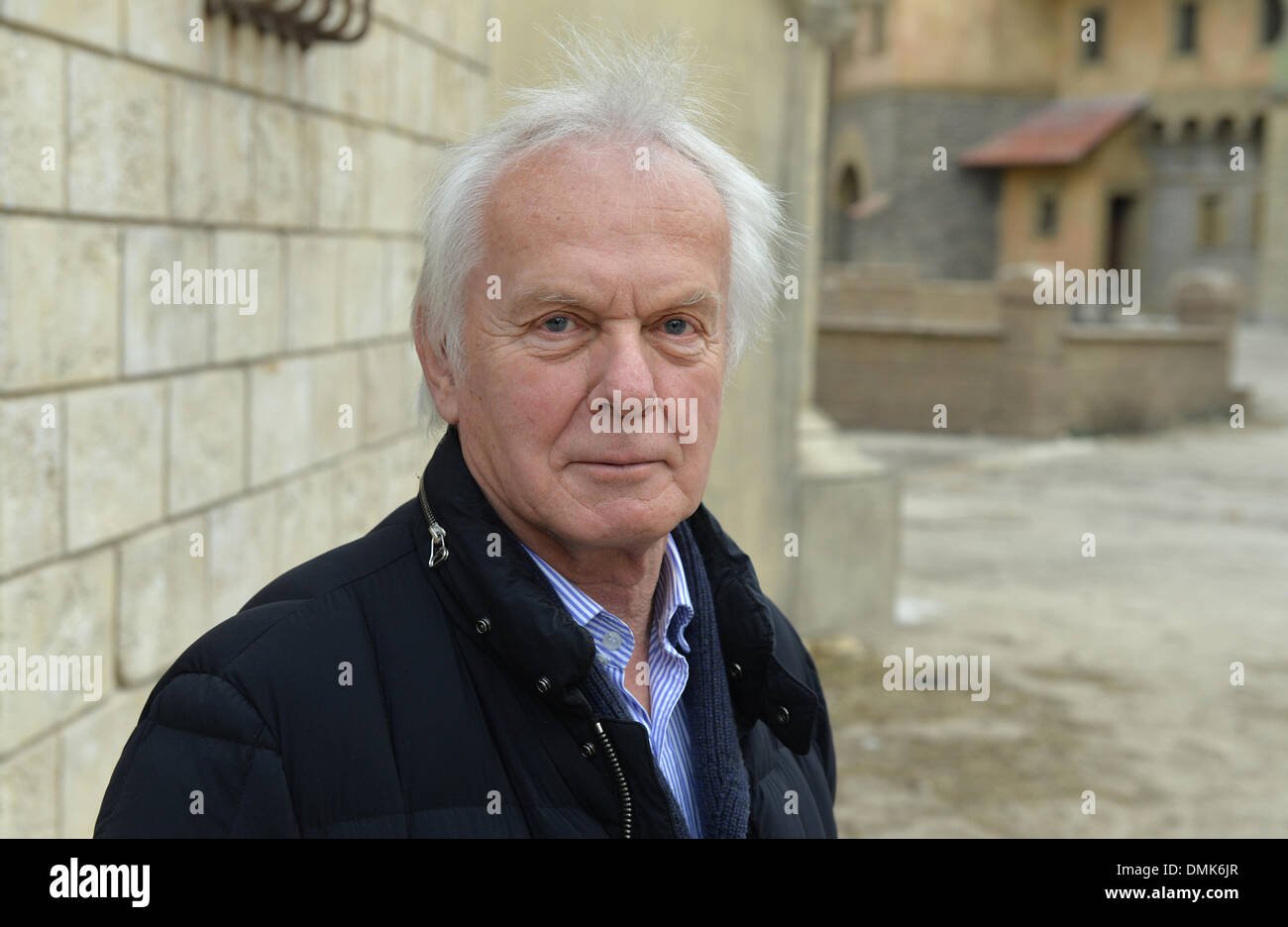 Le producteur du film Slovaque Jan MOJTO pose à la filmset 'Alatriste' à Budapest, Hongrie, 11 décembre 2013. Les 15 épisodes sont produits après le best-seller "Les aventures du capitaine Alatriste" et sera diffusée dans la culture Arte. Photo : Jens Kalaene Banque D'Images