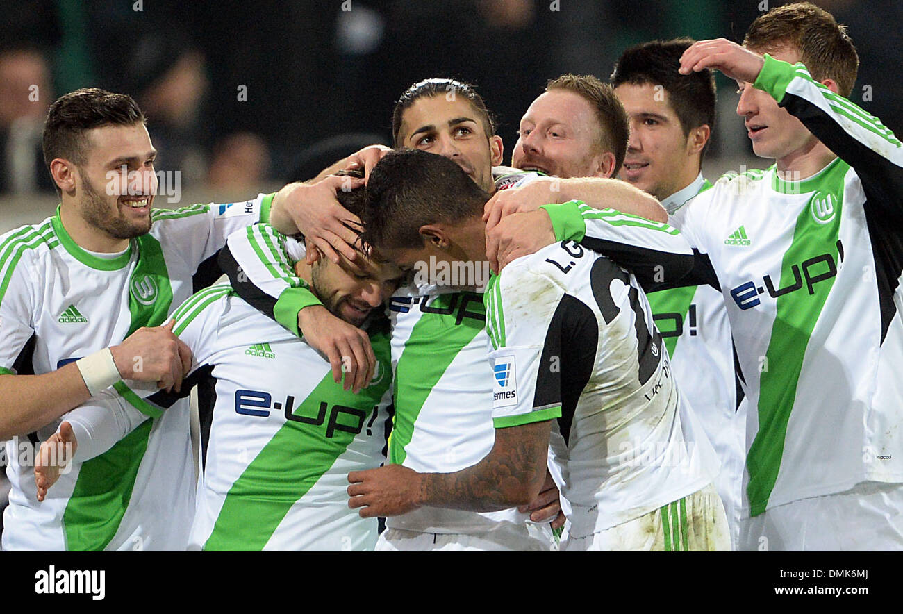 Wolfsburg, Allemagne. 14 Décembre, 2013. De Wolfsburg Diego (2-L) célèbre son but avec ses coéquipiers 2-0 au cours de la Bundesliga match de foot entre VfL Wolfsburg et le VfB Stuttgart chez Volkswagen Arena de Wolfsburg, Allemagne, 14 décembre 2013. Photo : PETER STEFFEN/dpa (ATTENTION : En raison de la lignes directrices d'accréditation, le LDF n'autorise la publication et l'utilisation de jusqu'à 15 photos par correspondance sur internet et dans les médias en ligne pendant le match.)/dpa/Alamy Live News Banque D'Images