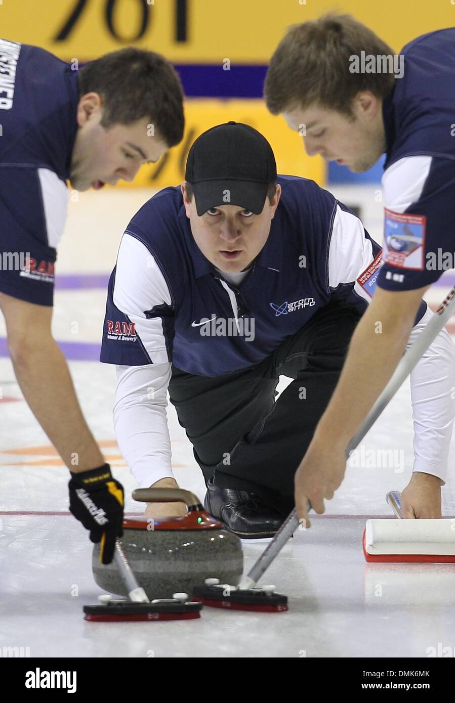 Füssen, Allemagne. 14 Décembre, 2013. Curling Curling nous John Landsteiner (L-R), John Shuster uand Jared Zezel en concurrence contre la Corée du Sud, à une qualification olympique à l'Arène Fussen dans Füssen, Allemagne, 14 décembre 2013. Photo : Karl Josef OPIM/dpa/Alamy Live News Banque D'Images