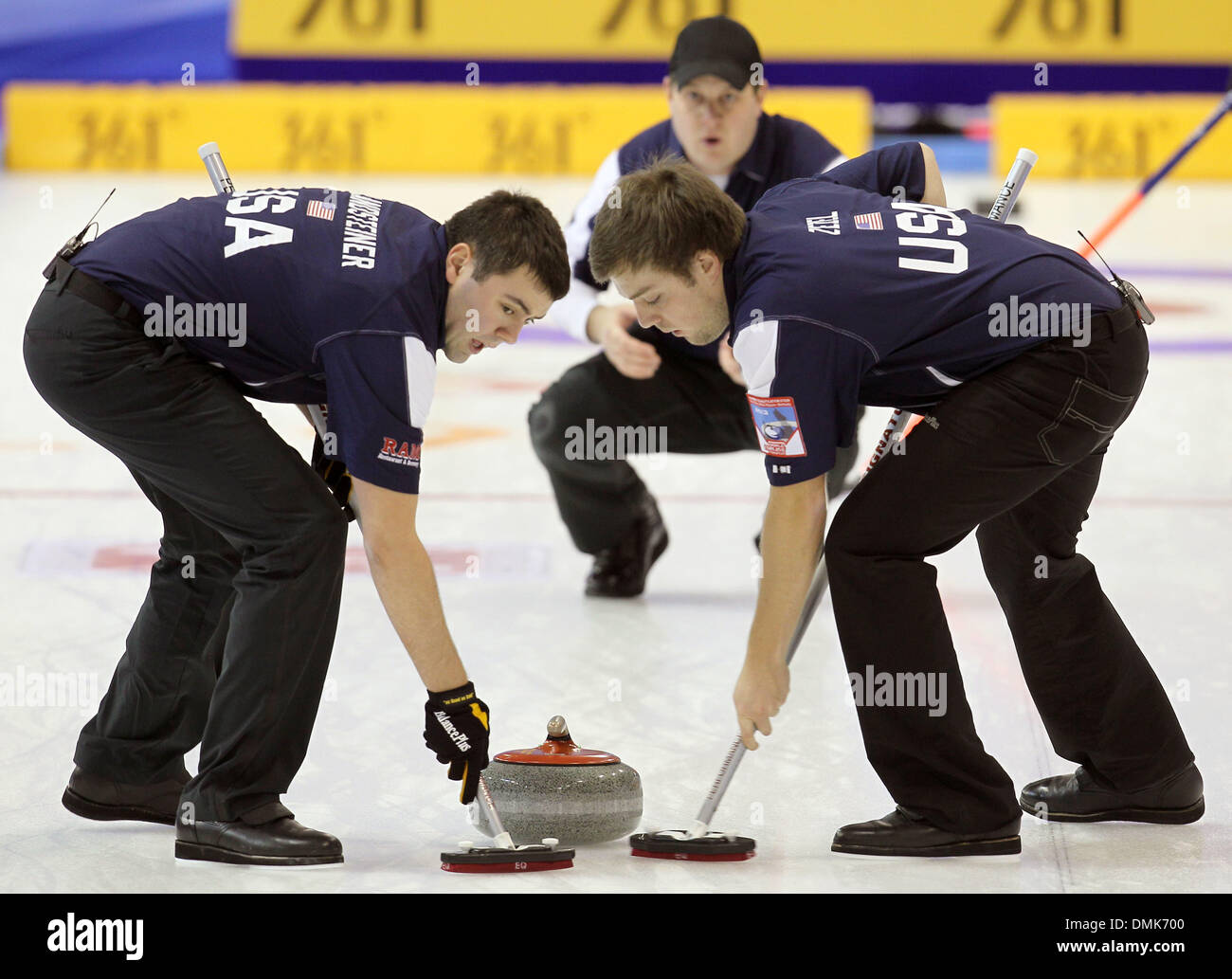 Füssen, Allemagne. 14 Décembre, 2013. Curling Curling nous John Landsteiner (L-R), John Shuster et Jared Zezel en concurrence contre la Corée du Sud, à une qualification olympique à l'Arène Fussen dans Füssen, Allemagne, 14 décembre 2013. Photo : Karl Josef OPIM/dpa/Alamy Live News Banque D'Images