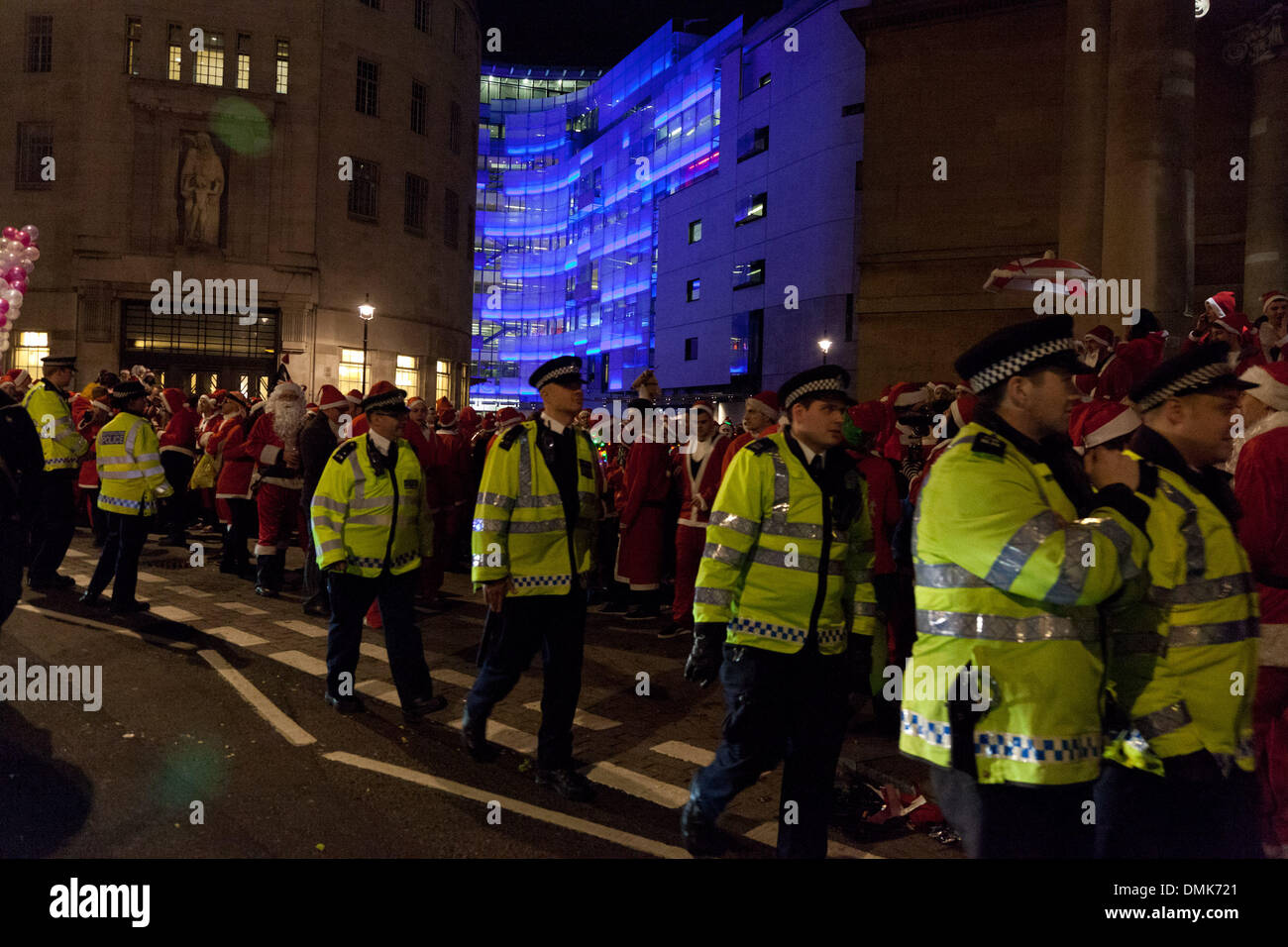 Londres, Royaume-Uni. 14 décembre 2013 agents de police sont arrivés afin de s'assurer que la route était clair des centaines de participants qui se sont réunis à l'extérieur Santcon la BBC Broadcasting House. Credit : Nelson Pereira/Alamy Live News Banque D'Images