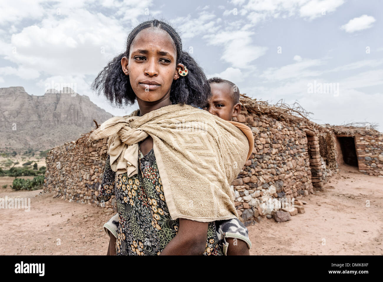 Tigré femme avec enfant dans le dos, du Tigré, en Ethiopie, l'Afrique Banque D'Images