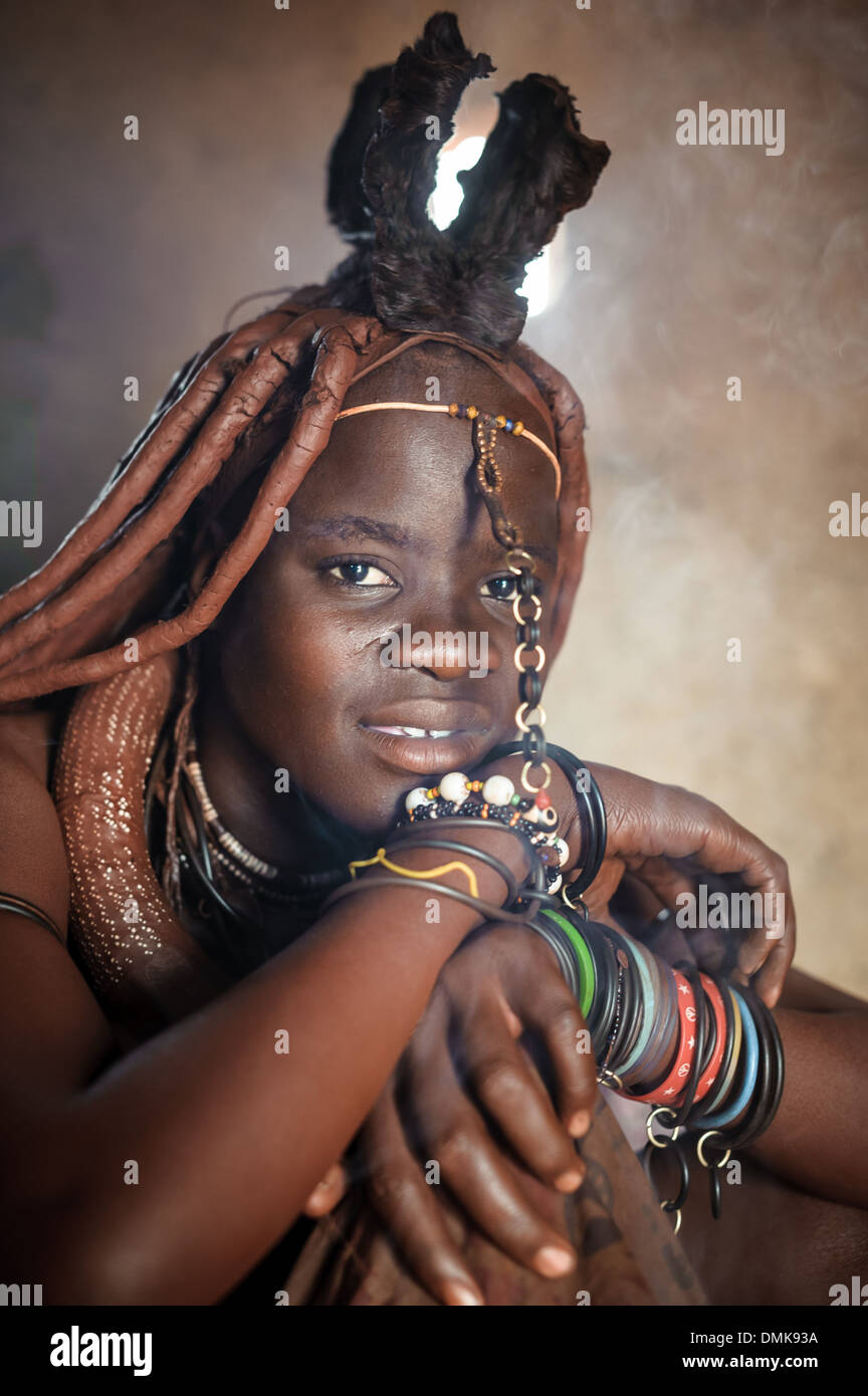 Jeune femme himba à l'intérieur de sa hutte, Kunene, Namibie, Afrique du Sud Banque D'Images