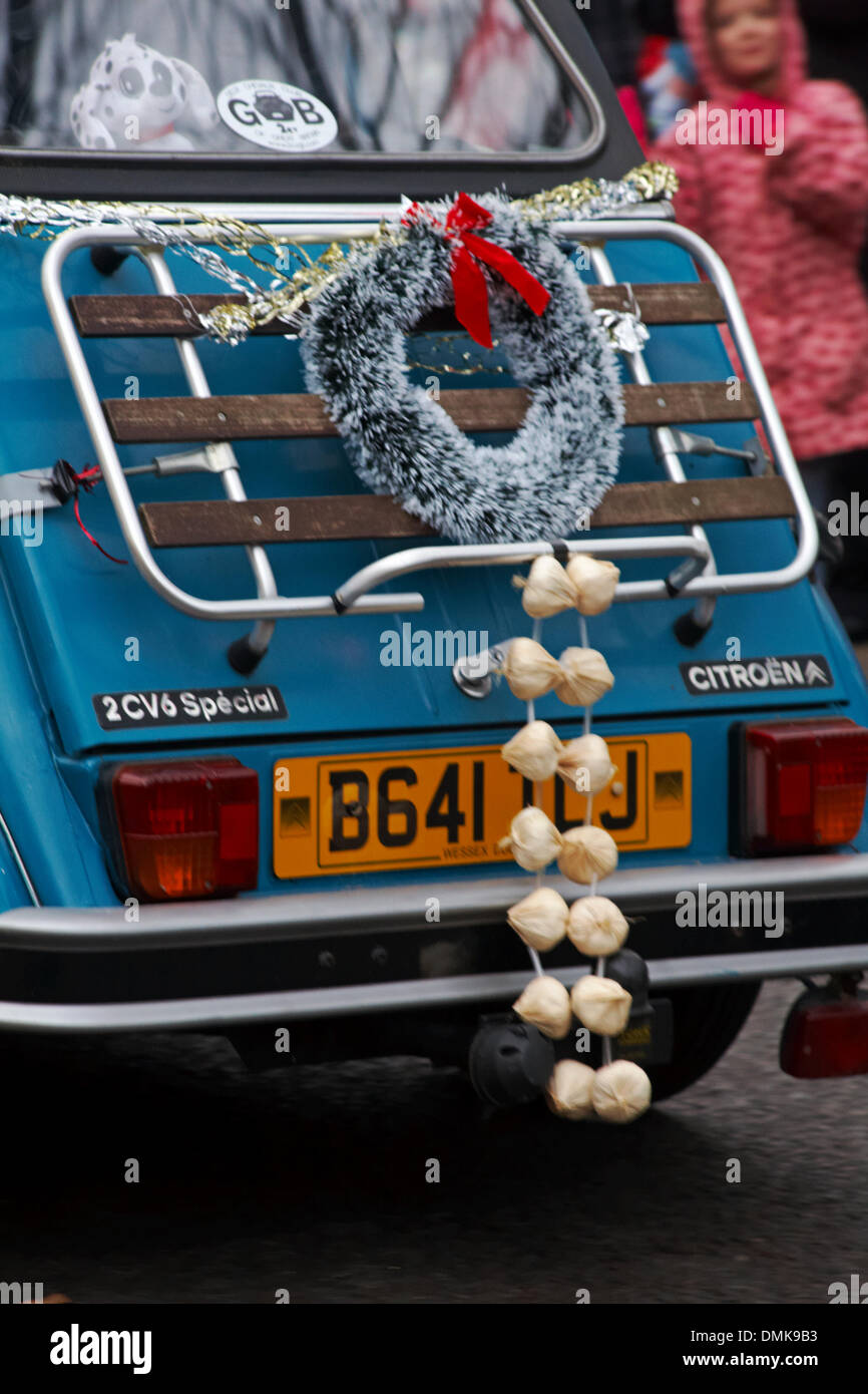 Wimborne, Dorset Royaume-Uni Samedi 14 décembre 2013. Les foules se présentent pour assister à la 25ème Parade de Noël de Wimborne Save the Children. Décoré Citroen 2 CV 6 2CV 2CV6 voiture spéciale Banque D'Images
