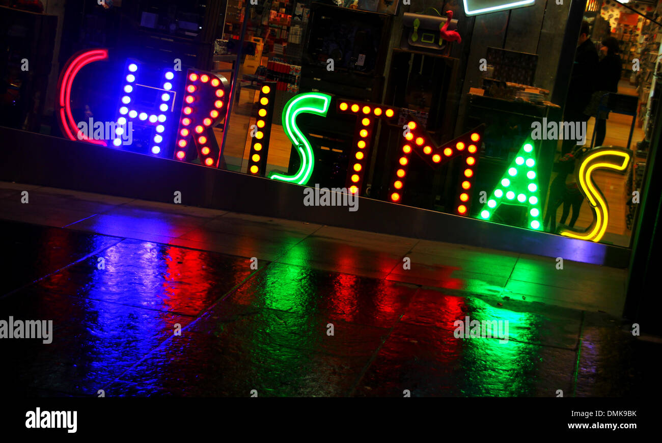 Météo France 14 Décembre. Glasgow Royaume-uni shoppers Noël Bravant le vent et la pluie. Banque D'Images