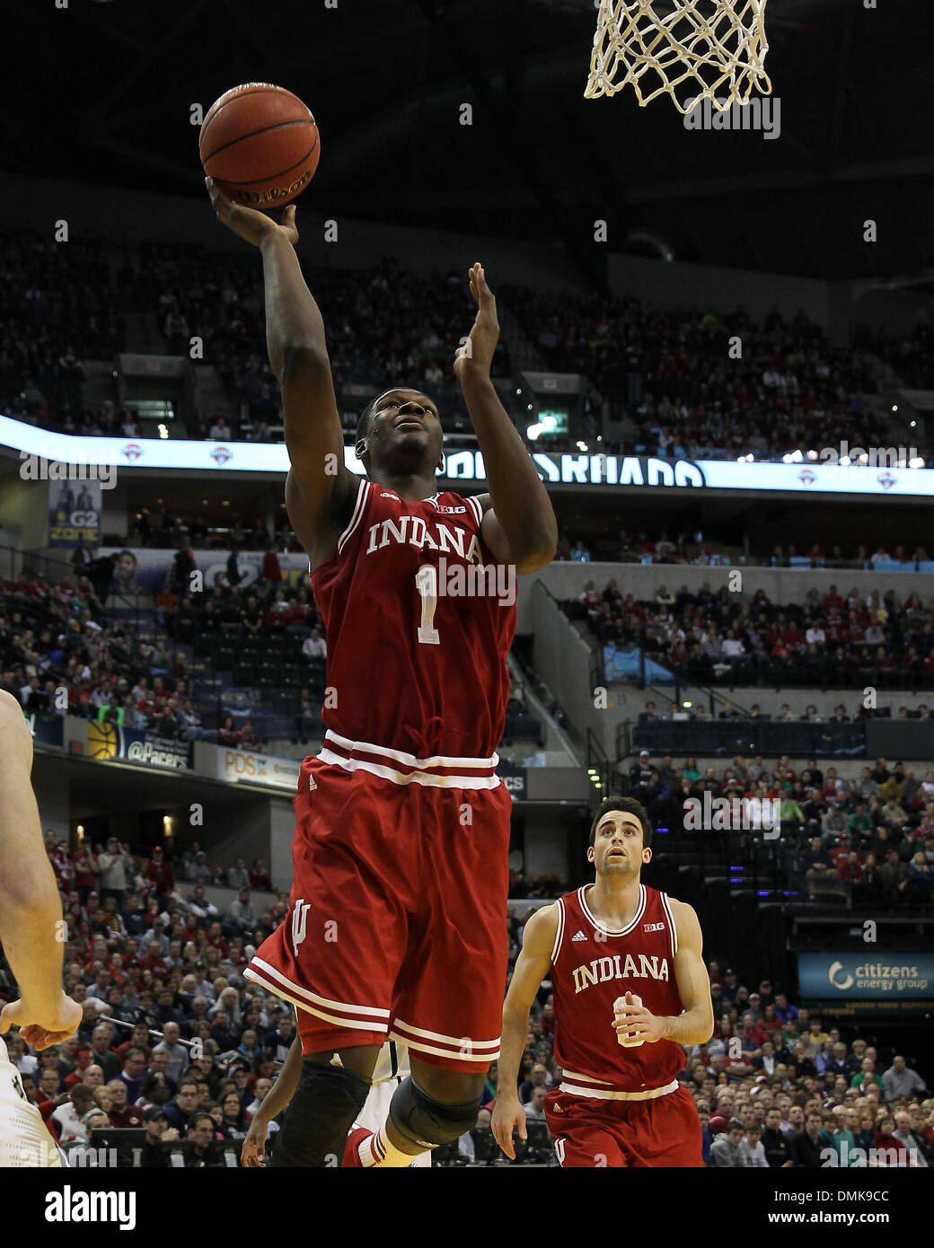 Indianapolis, Indiana, USA. 14 Décembre, 2013. 14 décembre 2013 : Indiana Hoosiers avant Noah Vonleh (1) disques durs au panier pendant la première moitié de la croisée des chemins entre le jeu classique de Notre Dame Fighting Irish et de l'Indiana Hoosiers au Bankers Life Fieldhouse à Indianapolis, Indiana. Credit : csm/Alamy Live News Banque D'Images