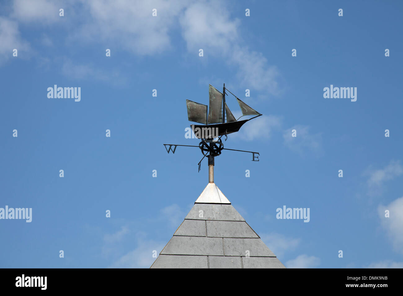 Un navire girouette au sommet d'un bâtiment à Burnham-on-sea, Angleterre Banque D'Images