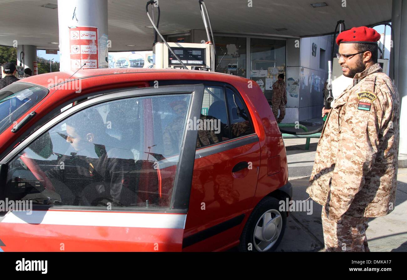 Tripoli. 14 Décembre, 2013. Un soldat de l'armée libyenne monte la garde dans une station-service dans la capitale Tripoli le 14 décembre 2013. L'armée a été déployée pour sécuriser les stations au cours d'une pénurie de carburant dans le pays. Ce déploiement intervient après les actes de vandalisme qui ont eu lieu dans certaines stations à Tripoli. Credit : Hamza Turkia/Xinhua/Alamy Live News Banque D'Images