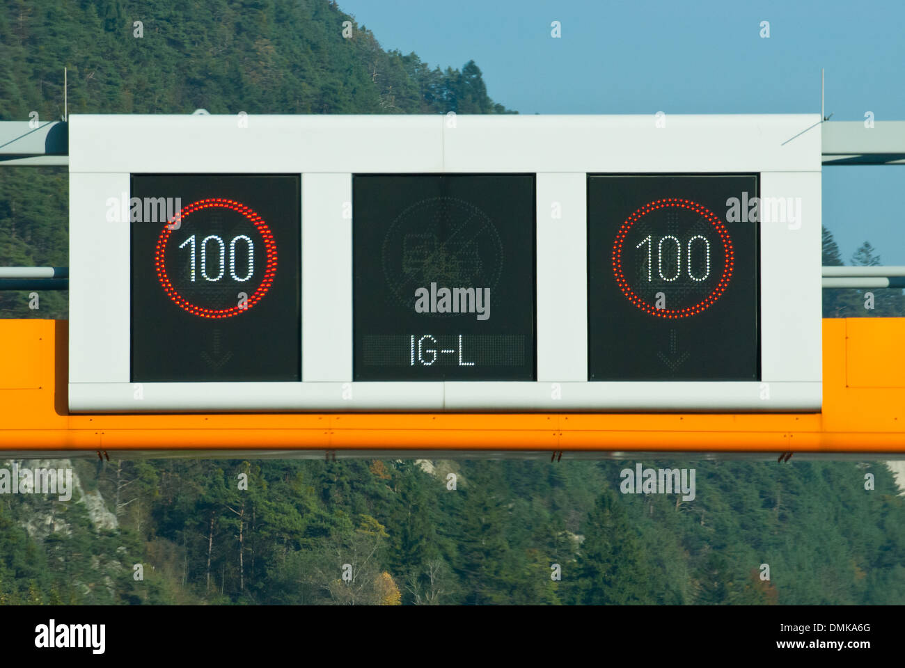Les panneaux VBA indiquent la limite de vitesse de 100 km/h sur l'Inntalautobahn, une autoroute clé entre Zirl-Ost et Völs-Kranebitten en Autriche, dans le cadre des mesures visant à réduire la pollution atmosphérique. La limitation de vitesse est mise en œuvre en vertu de la loi Immissionsschutzgesetz-Luft pour protéger l'environnement. Banque D'Images