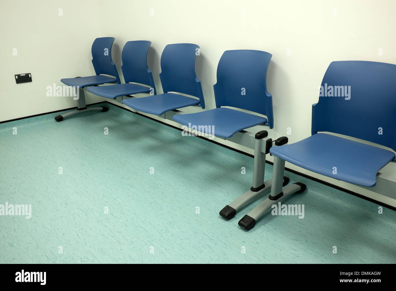 Les médecins de l'hôpital salle d'attente chaises vides Banque D'Images