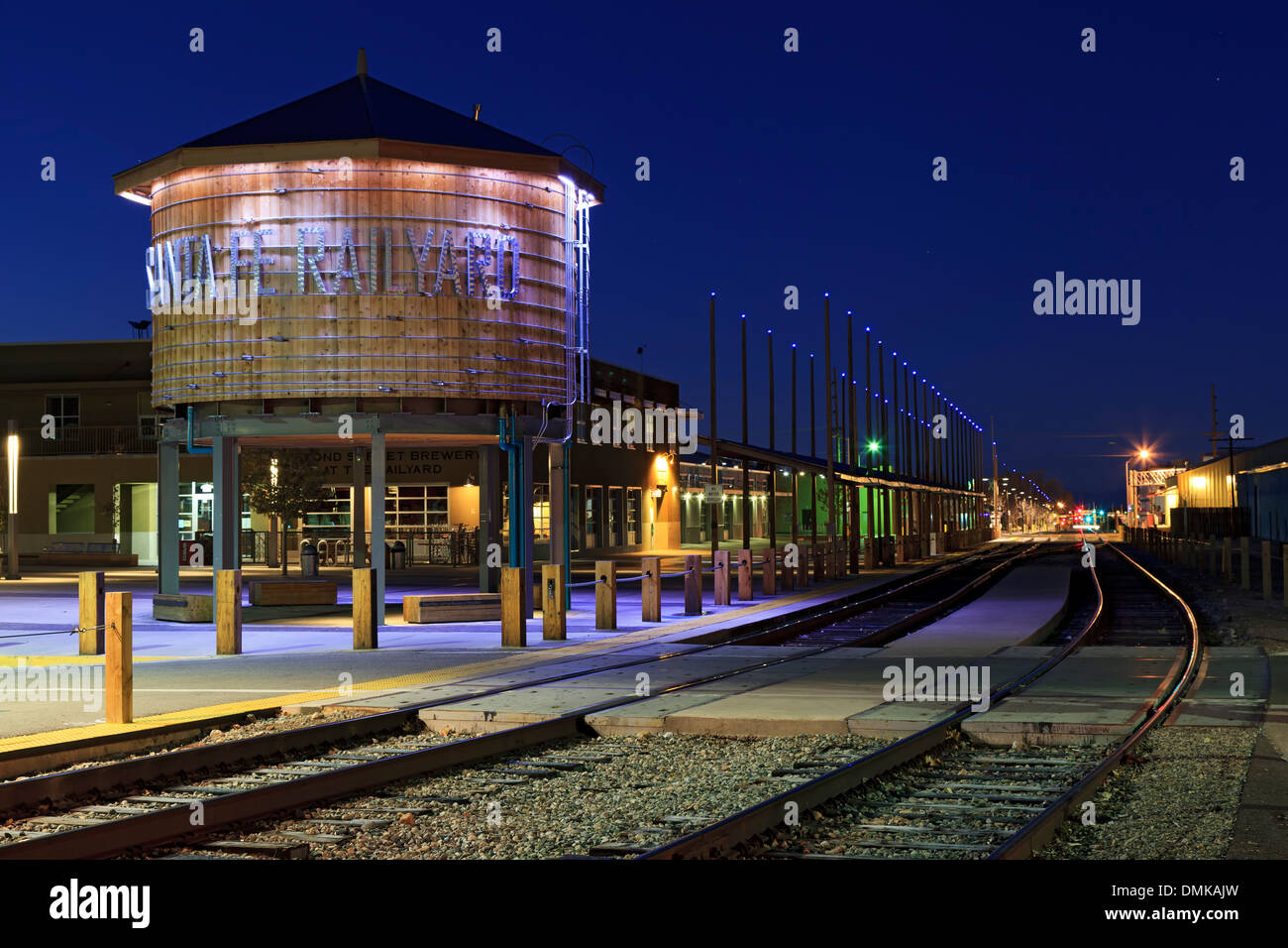 Réservoir d'eau et pistes,, Gare de Santa Fe, Nouveau Mexique USA Banque D'Images
