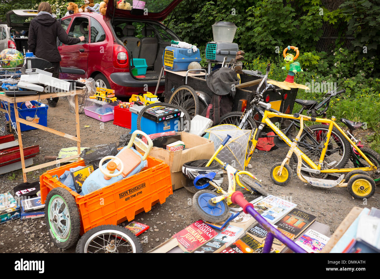 Les jouets pour enfants prêt de démarrage voiture yard sale Banque D'Images