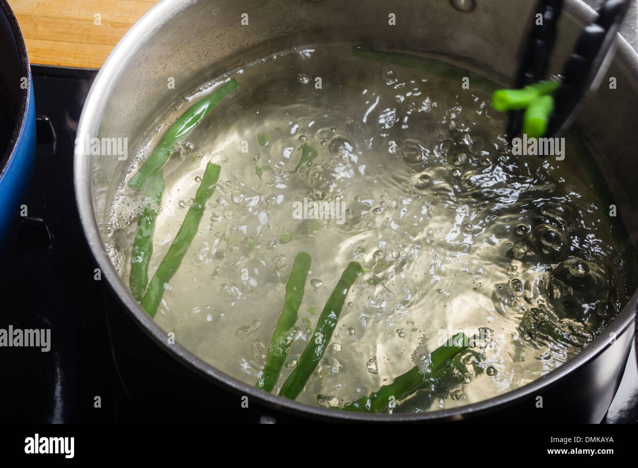 Haricots verts à l'eau bouillante dans une marmite cook Banque D'Images