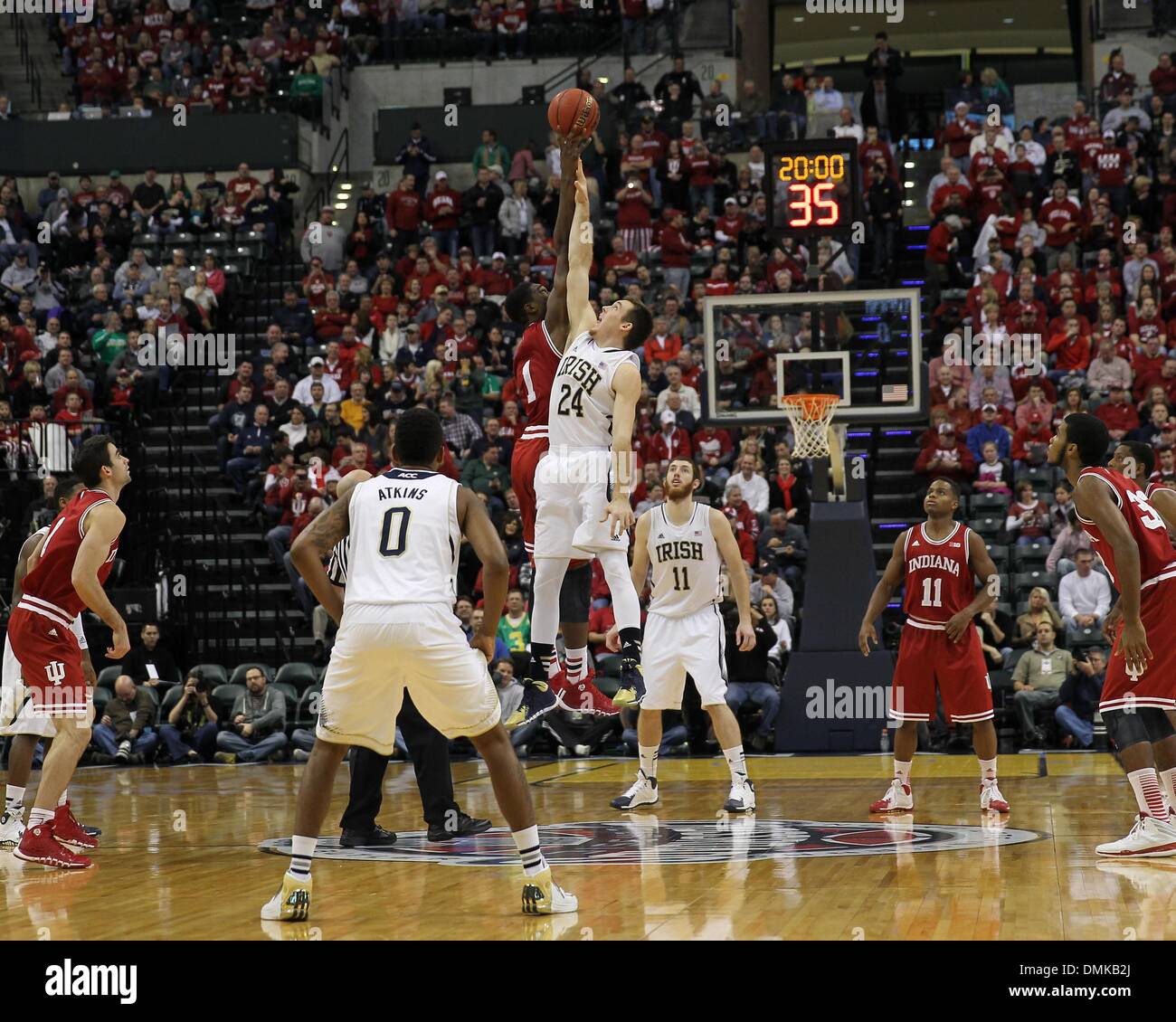 Indianapolis, Indiana, USA. 14 Décembre, 2013. 14 décembre 2013 : Tip-off de la croisée des chemins entre le jeu classique de Notre Dame Fighting Irish et de l'Indiana Hoosiers au Bankers Life Fieldhouse à Indianapolis, Indiana. Notre Dame a gagné 79-72. Credit : csm/Alamy Live News Banque D'Images