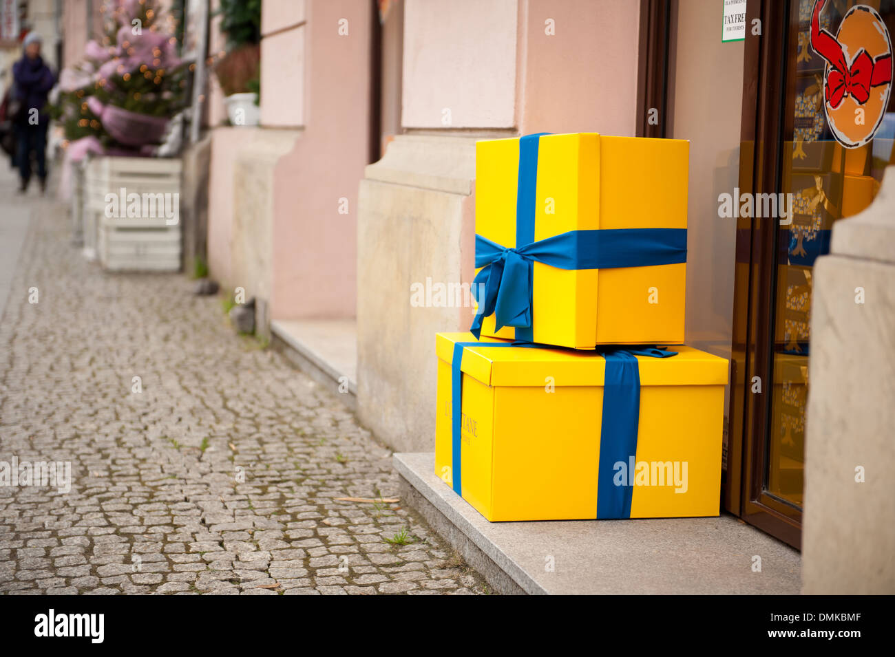 2 accessoires cadeaux de Noël jaune factice Banque D'Images