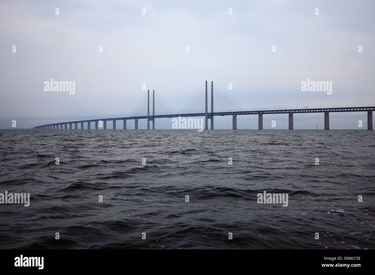 Oresundsbron. Le pont de l'Oresund link entre le Danemark et la Suède, l'Europe, de la mer Baltique. Vue du voilier. Ciel d'orage ciel couvert. Banque D'Images