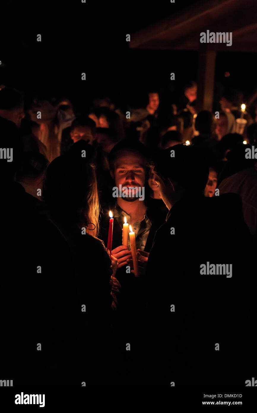 Centennial, Colorado, USA. 14 décembre 2013. Les élèves de l'école secondaire d'Arapahoe organiser une veillée de prière au parc d'Arapahoe dans l'appui de 17 ans Claire Davis qui a été grièvement blessé à l'école secondaire. Credit : Ed Endicott/Alamy Live News Banque D'Images