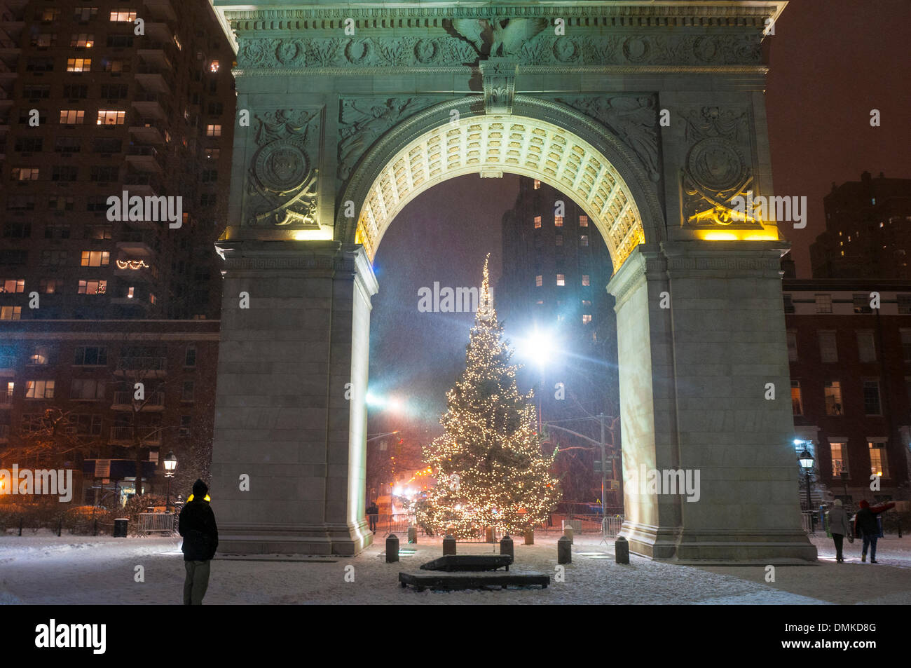 New York, NY 14 Décembre, 2013. Washington Square Arch et l'arbre de Noël au cours de la première tempête de neige de la saison. La tempête en mouvement rapide, qui s'étendaient du Missouri jusqu'au Maine, devrait tomber 30 cm de neige ou plus dans le nord-est. Credit : Stacy Walsh Rosenstock/Alamy Live News Banque D'Images