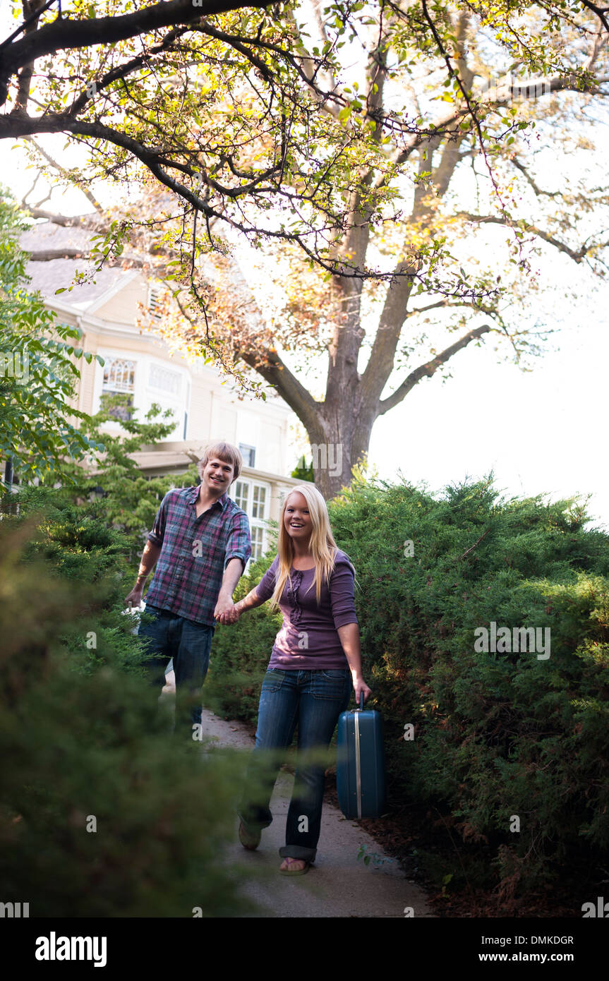 Jeune couple running away from home. Banque D'Images