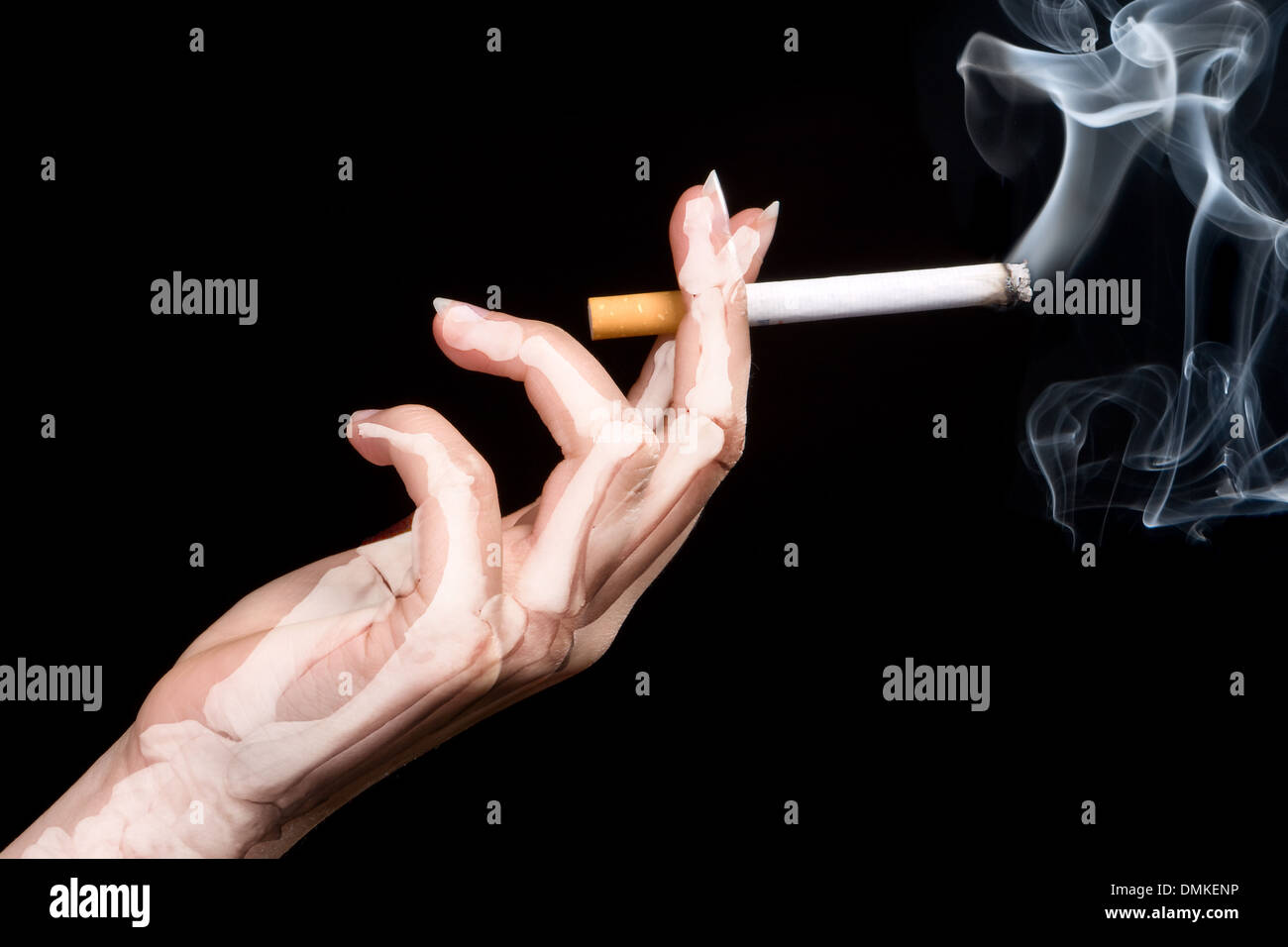 Femme main tenant une cigarette, avec la mort, brille à travers Banque D'Images