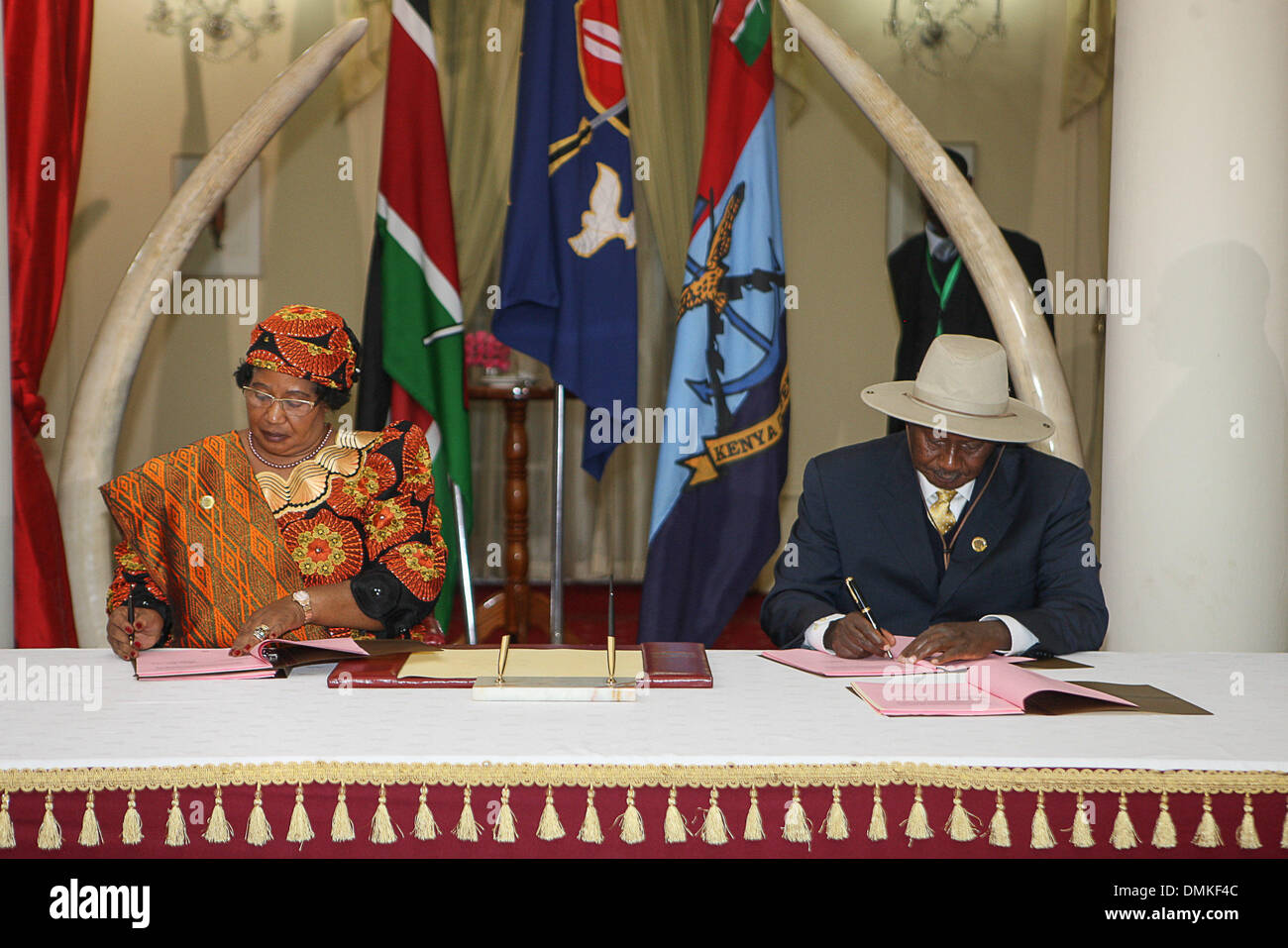 Nairobi, Kenya. 14 Décembre, 2013. Président de la Communauté de développement de l'Afrique et président du Malawi Joyce Banda (L) et président de la région des Grands Lacs et Président de l'Ouganda Yoweri Museveni signe en tant que garants d'un accord de paix entre les rebelles du M23 et de la République démocratique du Congo (RDC) à Nairobi, capitale du Kenya, le 14 décembre 2013. Crédit : Fred Mutune/Xinhua/Alamy Live News Banque D'Images