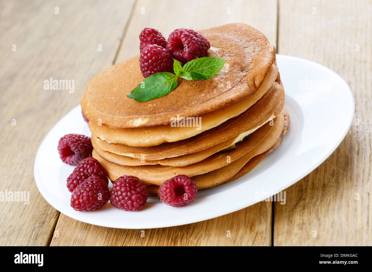 Prêt à manger des crêpes à la framboise sur la plaque blanche Banque D'Images