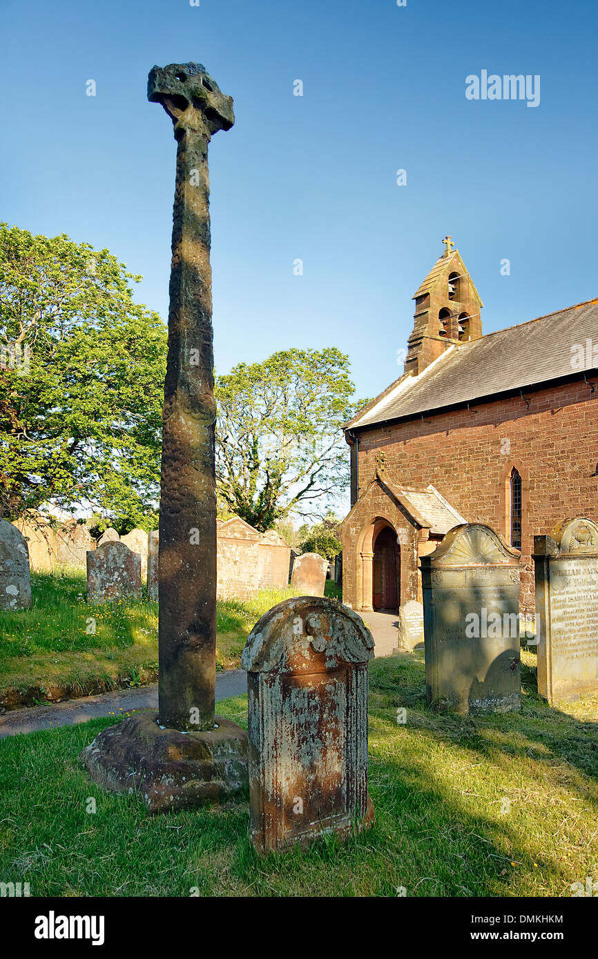 Tête de roue Gosforth cross, la plus haute croix Viking en Angleterre érigée en l'an 940, peuvent être trouvés à St Mary's churchyard. Banque D'Images
