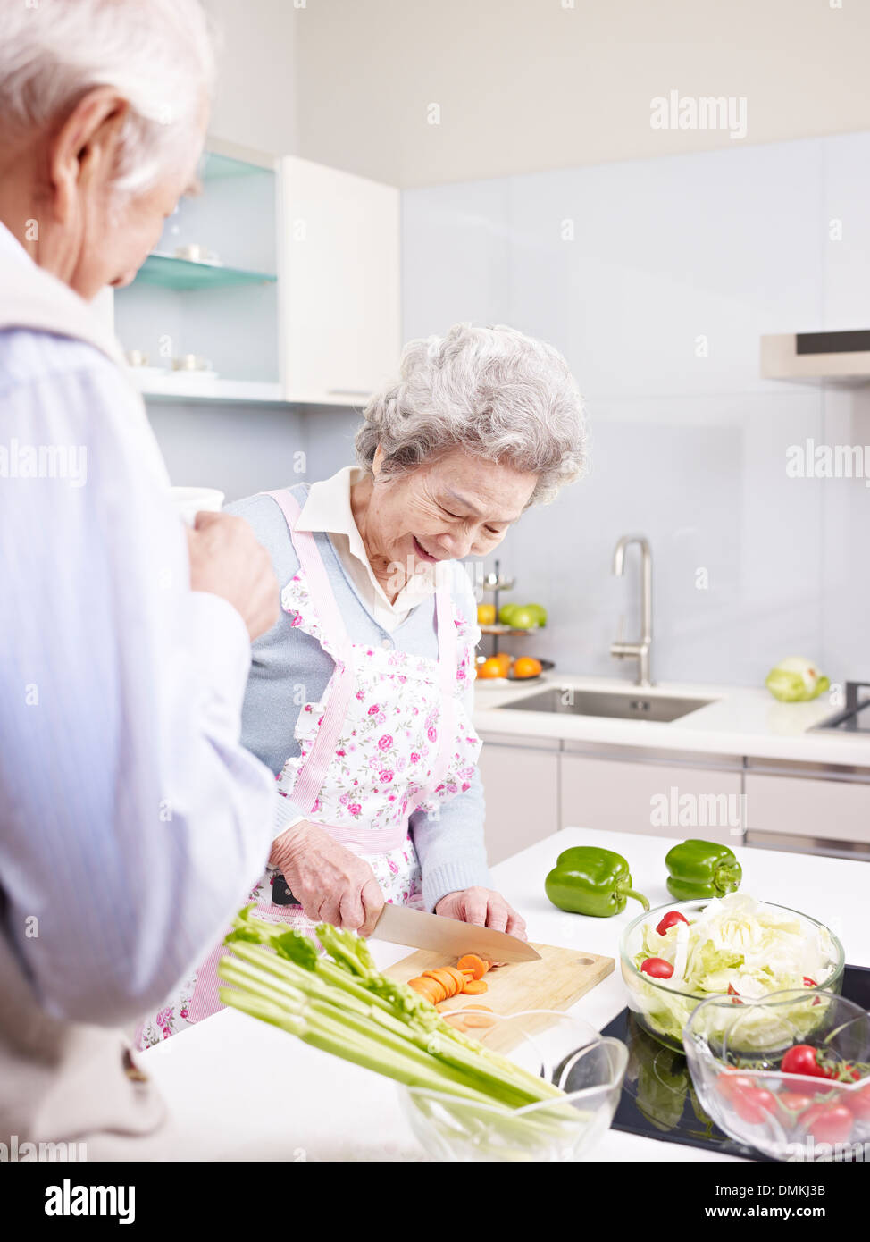 Senior couple in kitchen Banque D'Images