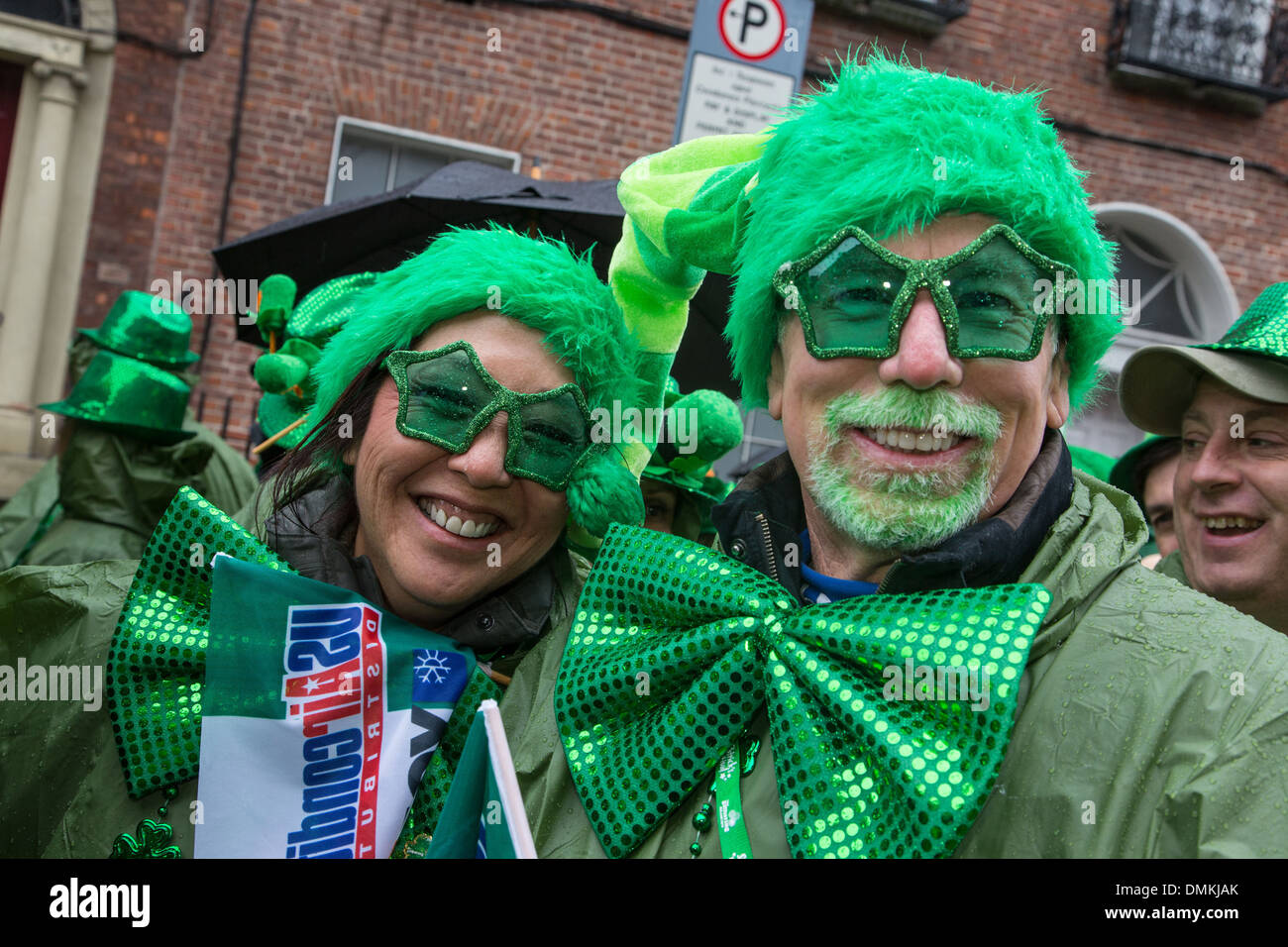 PORTRAITS DE PARTICIPANTS AU DÉFILÉ PORTANT LA COULEUR VERTE DE LA TRÈFLE IRLANDAIS, LE JOUR DE SAINT PATRICK, DUBLIN, IRLANDE Banque D'Images