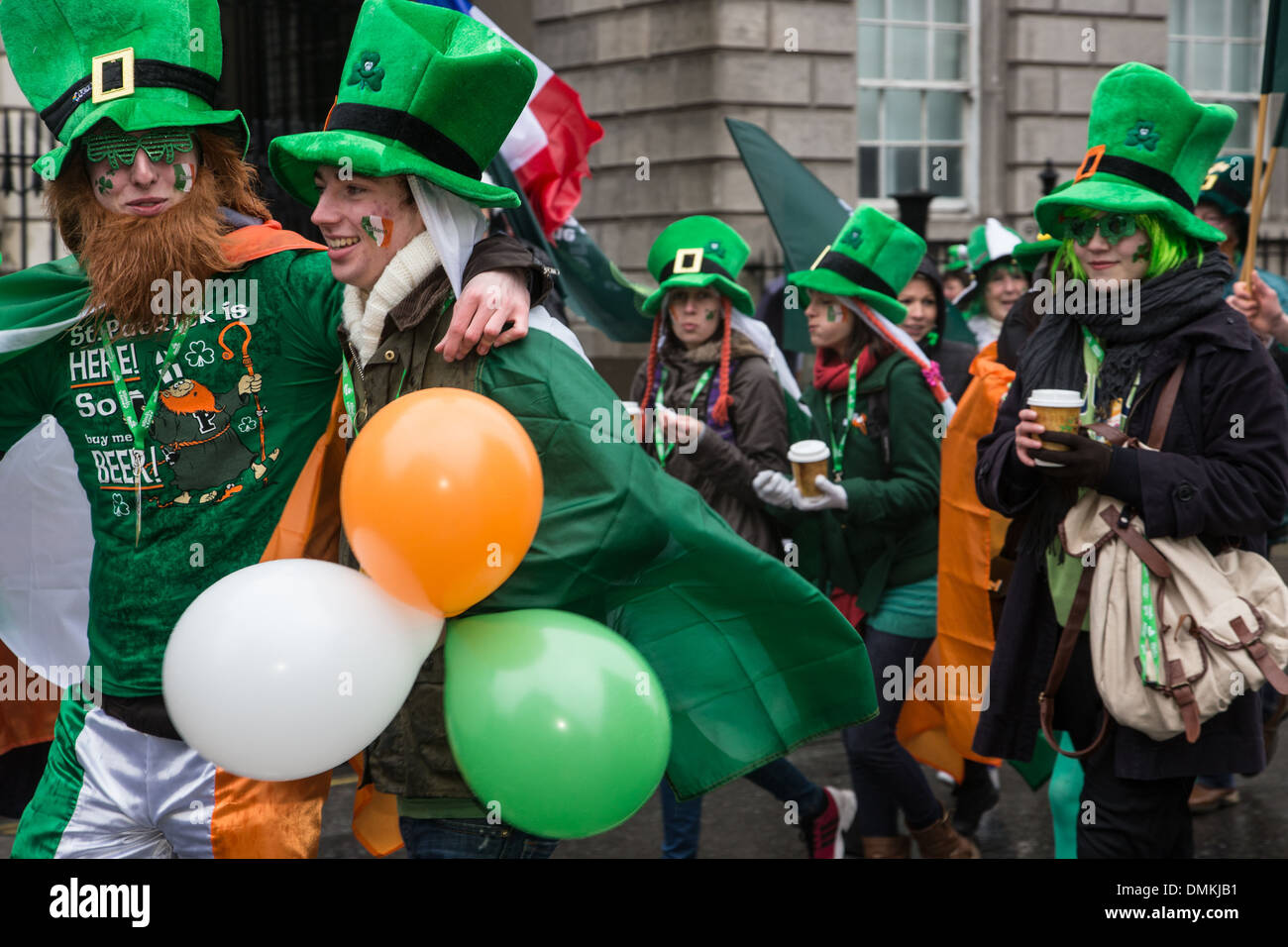 PORTRAITS DE PARTICIPANTS AU DÉFILÉ PORTANT LA COULEUR VERTE DE LA TRÈFLE IRLANDAIS, LE JOUR DE SAINT PATRICK, DUBLIN, IRLANDE Banque D'Images