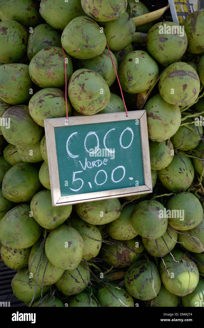 De nombreux kiosques de noix de coco vendant des noix de coco pour sa boisson rafraîchissante au lait de coco sur les plages d'Ipanema et de Copacabana à Rio de Janeiro, au Brésil Banque D'Images