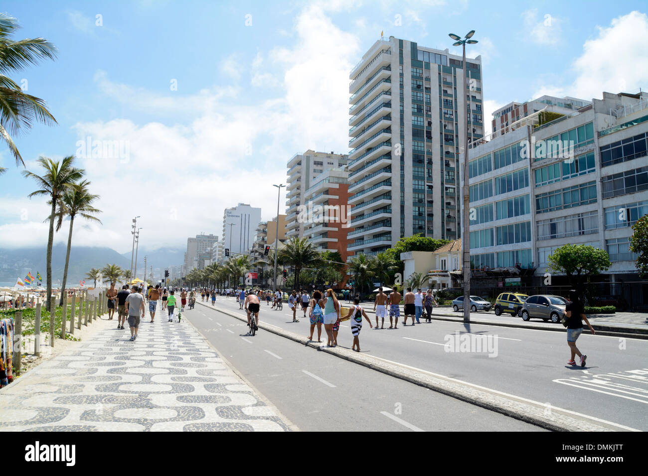 AV Vieira Souto court à côté de la plage d'Ipanema et de la plage de Leblon dans le quartier influent de Rio de Janeiro, au Brésil Banque D'Images