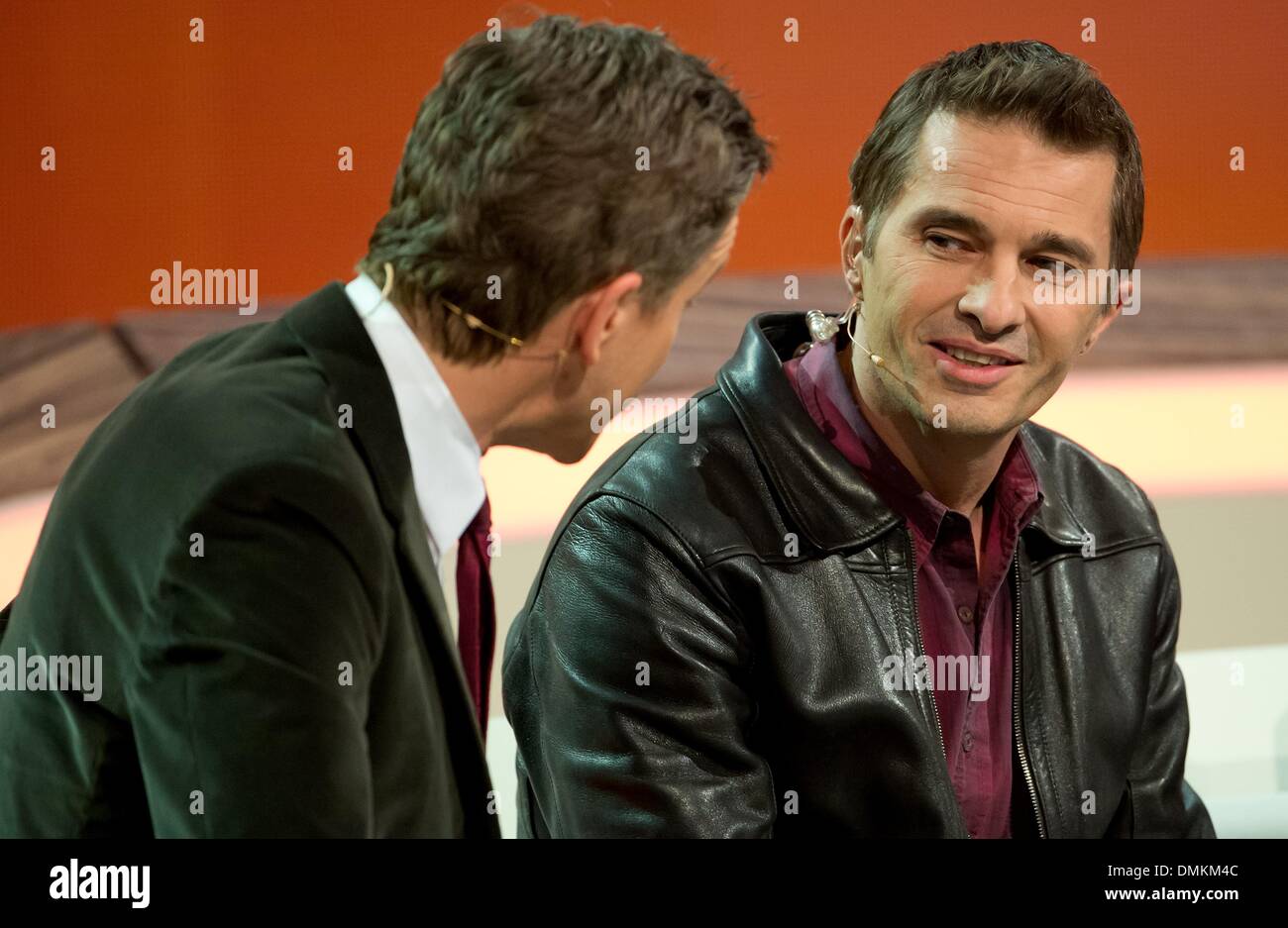 Augsburg, Allemagne. 14 Décembre, 2013. Présentateur Markus Lanz (L) parle avec l'acteur Olivier Martinez au cours de l'émission de télévision allemande "Wetten Dass.. à Augsburg, Allemagne, 14 décembre 2013. Photo : Sven Hoppe/dpa/Alamy Live News Banque D'Images