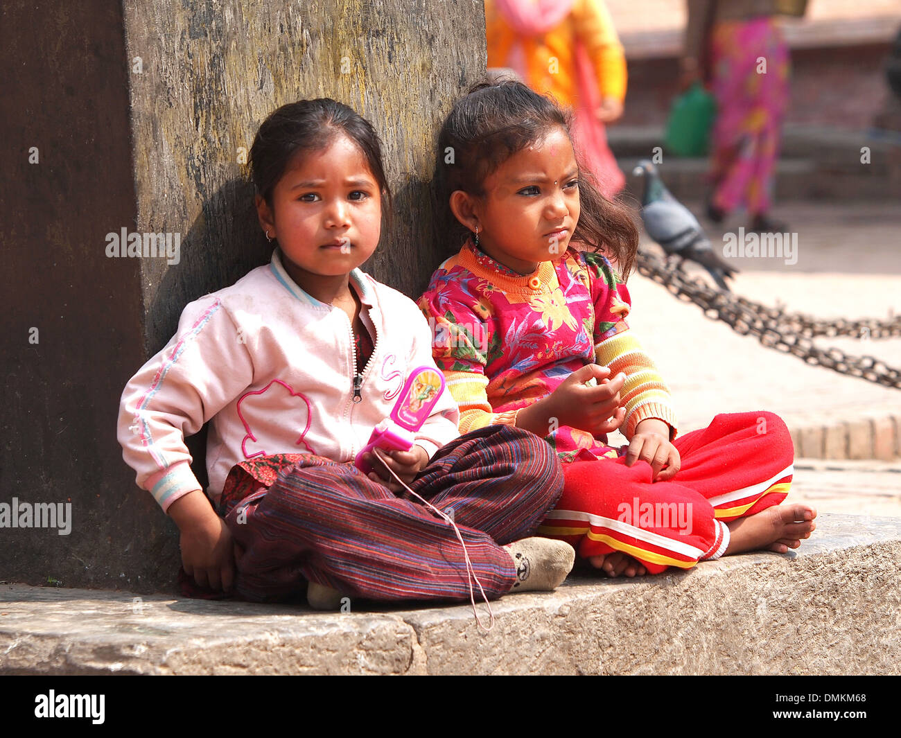 Les enfants assis sur la rue de Katmandou Népal, Banque D'Images