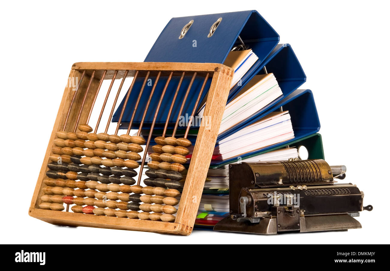 Calculatrice Vintage et abacus placé près de tas de papiers, documents Banque D'Images