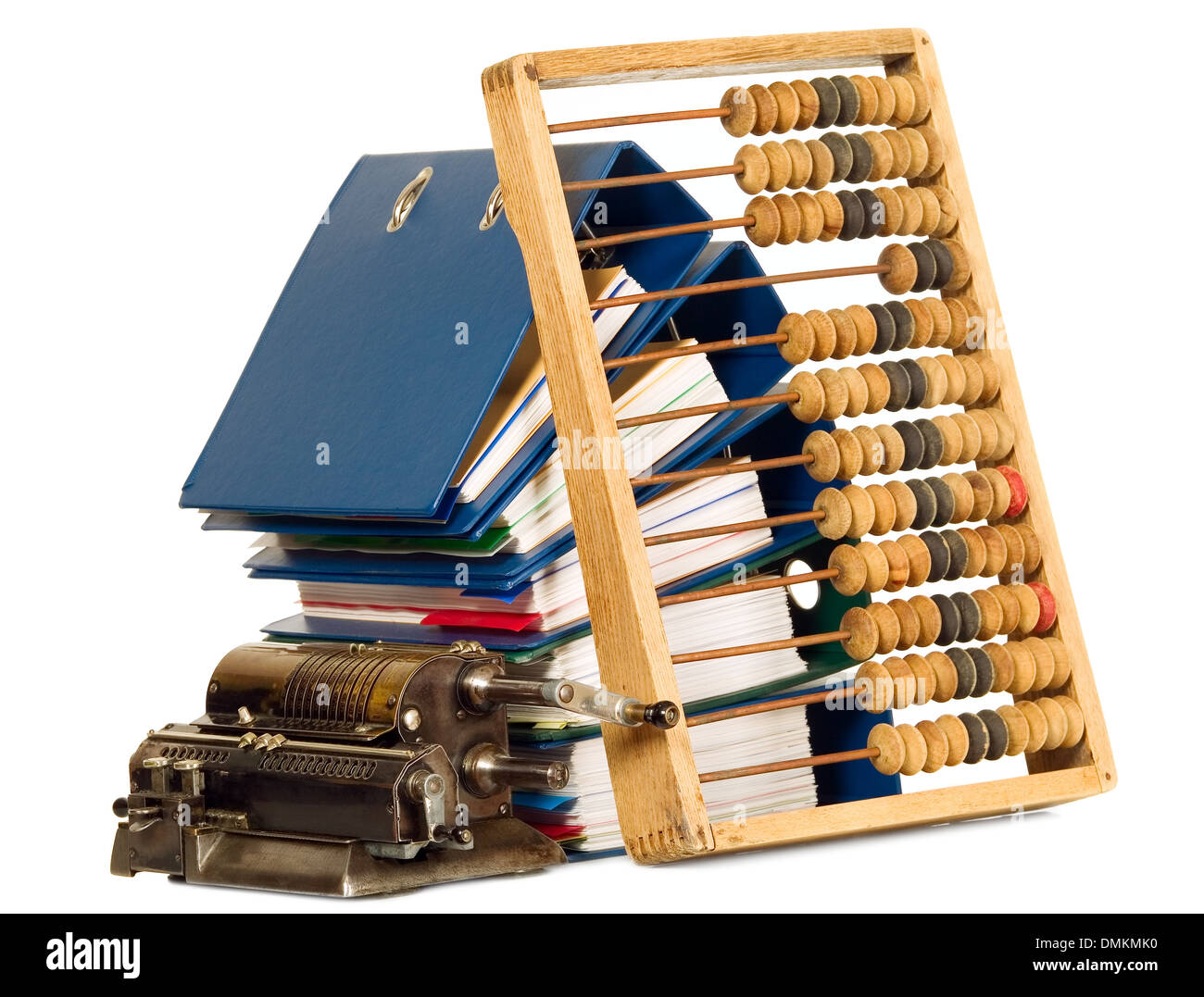 Calculatrice Vintage et abacus placé près de tas de papiers, documents Banque D'Images