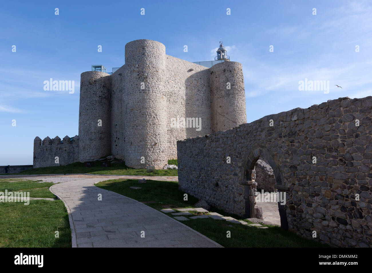 Château de Santa Ana est situé près du port de Castro Urdiales et il abritait un phare, Cantabria, ESPAGNE Banque D'Images