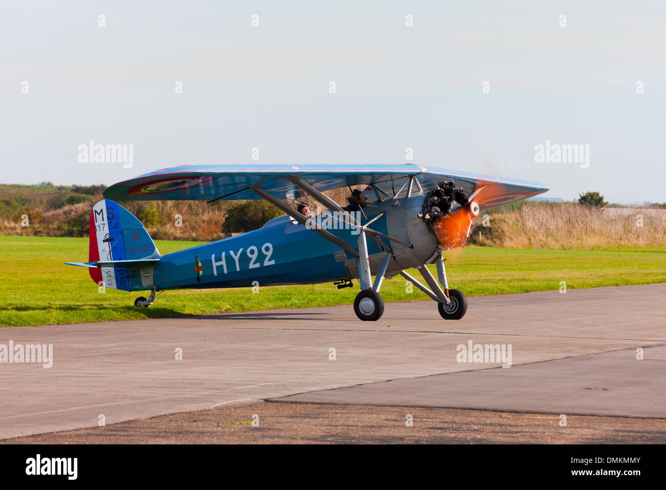 Morane Saulnier Ms317 HY22 317 G-MOSA roulant d'un piste à Breighton Airfield Banque D'Images