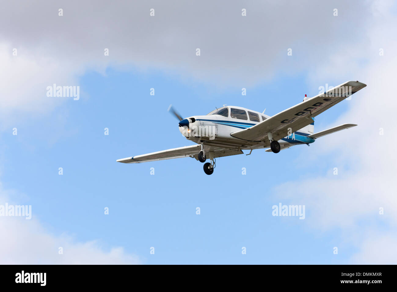 Piper PA-28-151 Cherokee Warrior G-BDPA en approche finale à la terre à l'Aérodrome de Sandtoft Banque D'Images