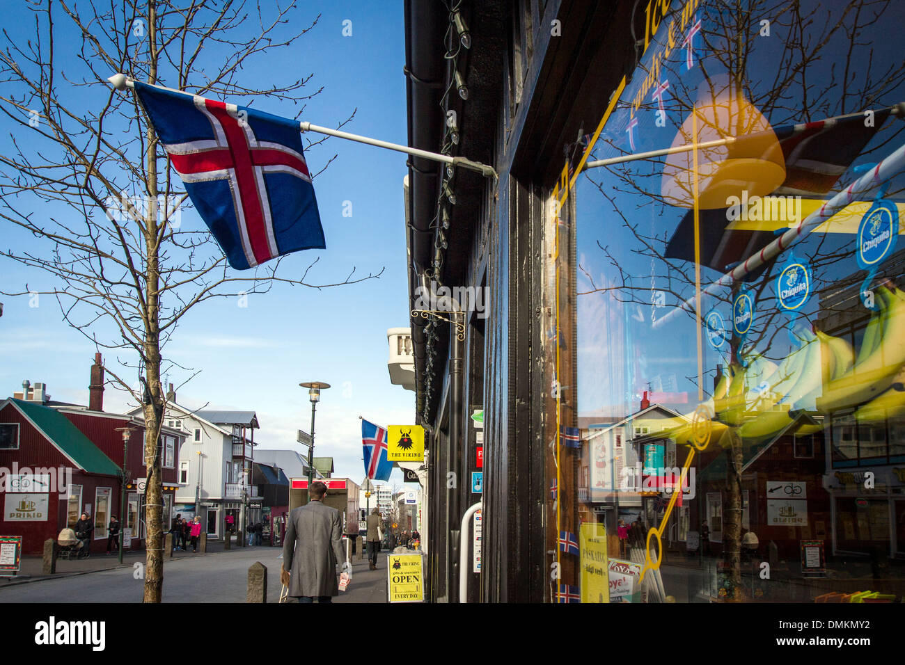 Drapeau Islandais Sur Une Rue Commercante De Reykjavik Capitale De L Islande De L Europe Photo Stock Alamy