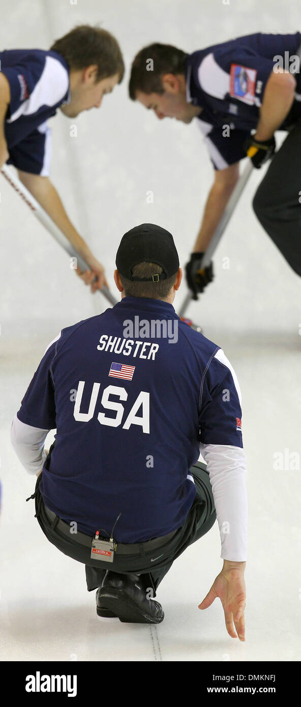 Füssen, Allemagne. Le 15 décembre, 2013. Nous le curleur Jared Zezel (L-R), John Shuster et John Landsteiner durant le match contre la République tchèque pour la qualification pour les jeux olympiques à l'Aréna de Füssen, Allemagne, 15 décembre 2013. Photo : Karl-Josef Opim/dpa/Alamy Live News Banque D'Images